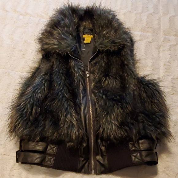 Daisy Jackets & Blazers - NWOT Daisy faux fur vest